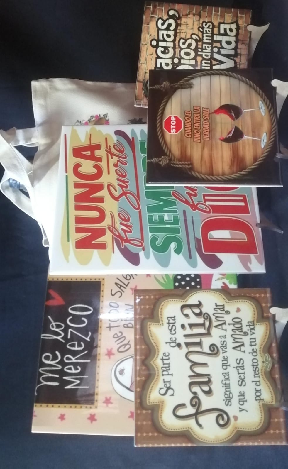 "Un toque de arte que dura para siempre" para la durabilidad, "Tu recuerdo, tu diseño, nuestro azulejo" para la personalización, o "Transforma tu espacio con piezas únicas" para la originalidad